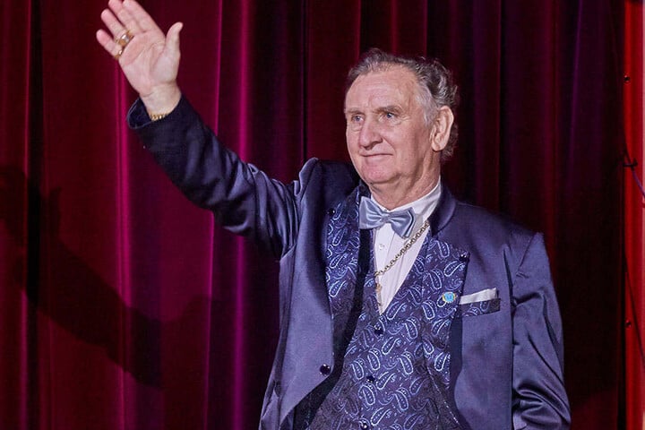 Direktor Mario Müller-Milano (70) bedankt sich für seine Auszeichnung mit der Goldenen Ehrennadel der Gesellschaft der Circusfreunde.