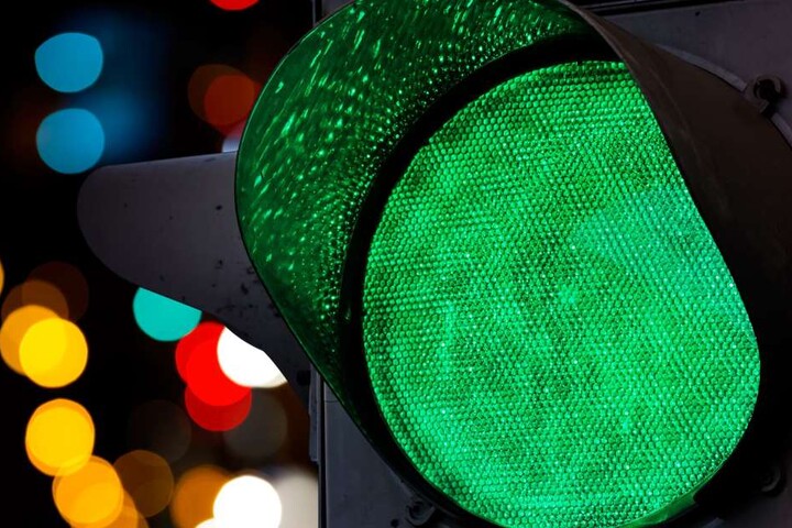 Ein Ampelmast, gegen den eines der Autos krachte, verhinderte vermutlich schwerere Verletzungen des Jungen (Symbolbild).