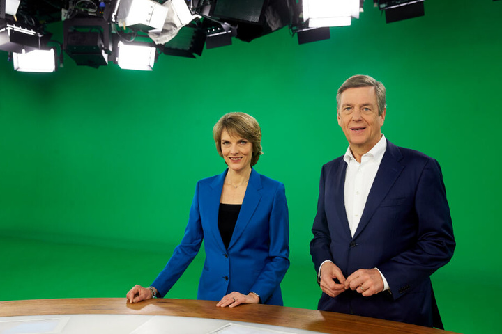 Das Foto zeigt die "heute-journal"-Moderatoren Marietta Slomka und Claus Kleber im Dezember 2017 im ZDF-"heute"-Studio in Mainz.
