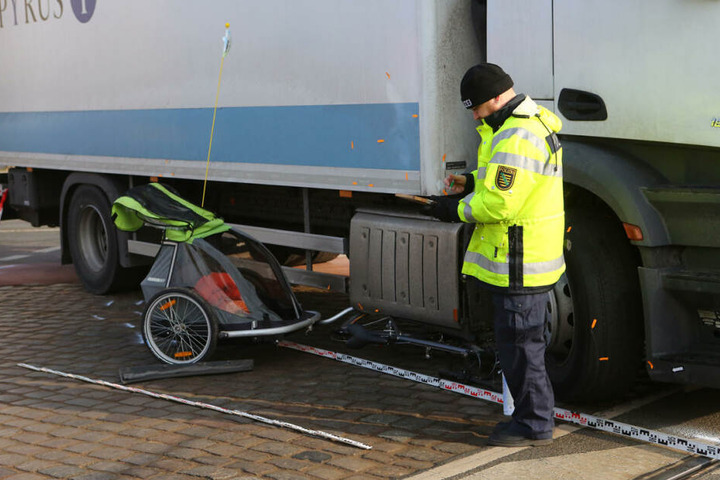 Schlimmer Anblick: Der Lkw-Fahrer übersah am Nürnberger Platz in Dresden Vater und Kind. Während der Knirps unverletzt blieb, kam der Radler mit schweren Verletzungen ins Krankenhaus.
