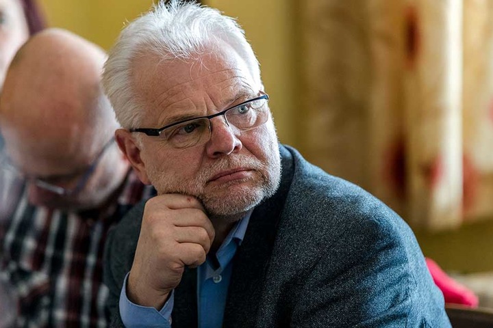 Bürgermeister Thomas Richter (59) lässt das Idyll zur Zeit ausbaggern.