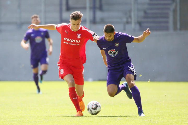 Schon in der Sommer-Vorbereitung traf Aue auf Halle, siegte 3:2 - hier kämpfen Dimitrij Nazarov (r.) und Eric Henschel um den Ball.