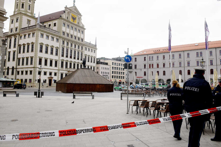 Unter anderem in Augsburg musste das Rathaus von der Polizei evakuiert werden.