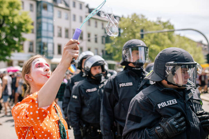Einsätze in voller Montur unter praller Sonne: Die Polizeigewerkschaft fordert Hilfe für Beamte.