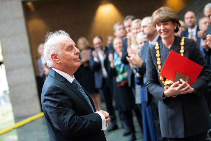 Daniel Barenboim nahm den Preis am Samstag in Köln entgegen.