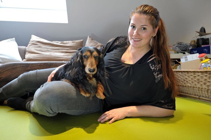 Julia Drechsel mit ihrem Dackel Berry.