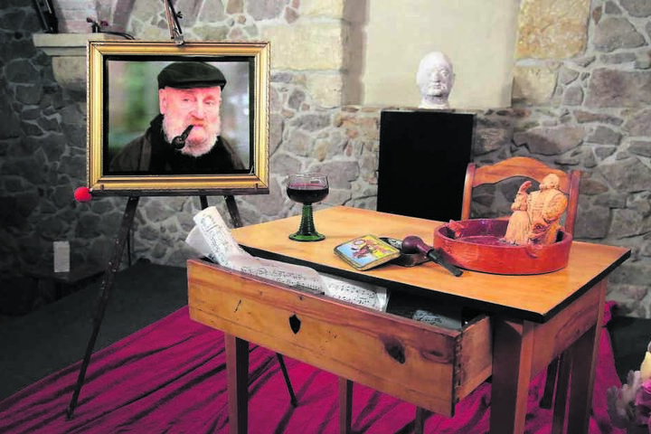 Pfeife und Rotwein auf dem Schreibtisch, daneben ein Charakterbild des Charakterschauspielers - so gedenkt das Hoftheater seines Prinzipals.