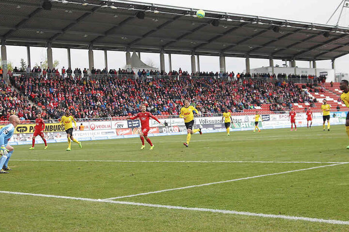 Durch großen Fanandrang hat das Stadion im Laufe des Jahres gelitten.