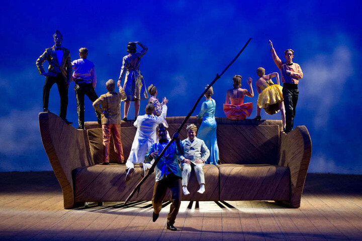 Im Sony Center werden mehrere Stücke live übertragen, die im Rahmen des Theatertreffens aufgeführt werden, wie die Oper "Ohne Titel Nr. 1" in der Völksbühne 2014.