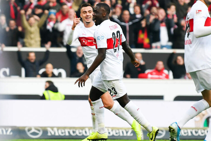 Stuttgarts Orel Mangala bejubelt mit Philipp Förster seinen Treffer zum 2:0.