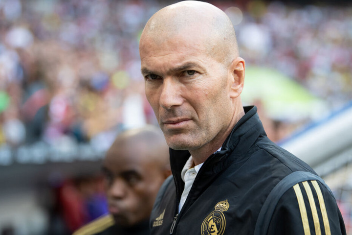 Sitzt selber nicht ganz sattelfest auf der Trainerbank der Königlichen, würde sich über einen Spieler vom Kaliber Jadon Sancho mit Sicherheit aber sehr freuen: Real-Trainer Zinedine Zidane.