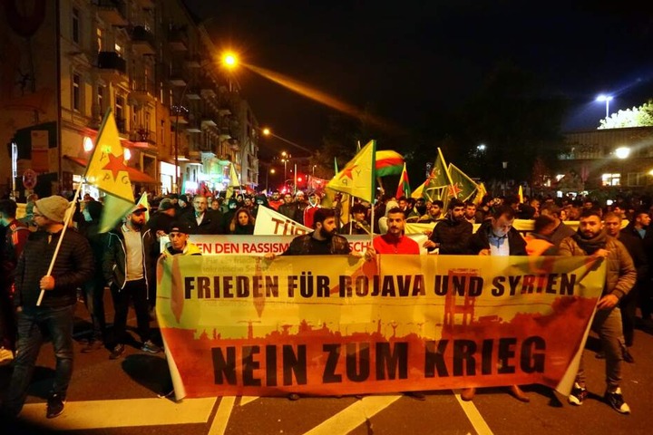 Mit dem Banner "Nein zum Krieg" ziehen Demonstranten durch Hamburg.