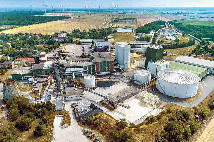Die Zuckerfabrik Brottewitz wurde 1872/73 als "Actien Zuckerfabrik Mühlberg a. E." gegründet. Jährlich werden dort bis zu 800 000 Tonnen Rüben verarbeitet.