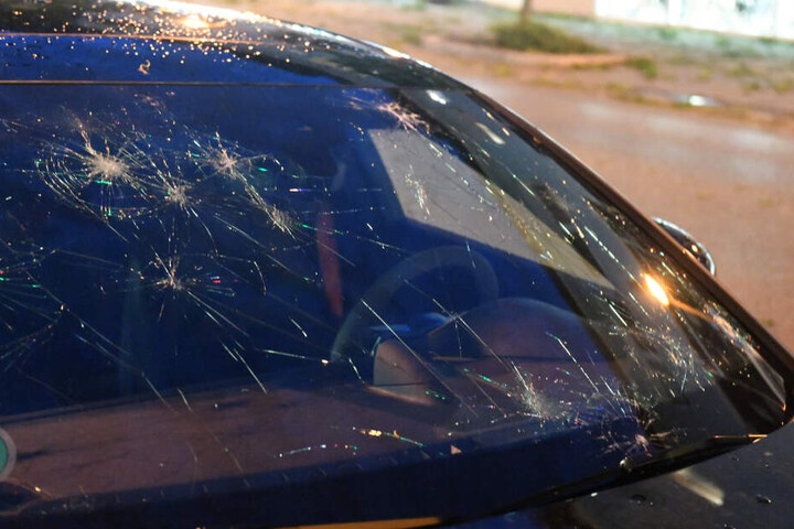 Hagelkörner zerstörten zahlreiche Autoscheiben.