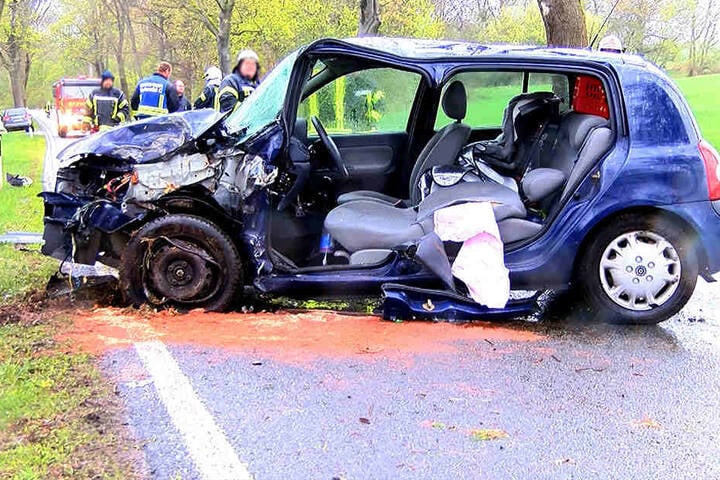 Der Fahrer wurde im Auto eingeklemmt und musste von der Feuerwehr befreit werden.