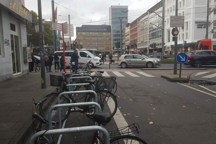 Zusätzlich hat die Stadt Köln 16 neue Radparkplätze am Kölner Neumarkt geschaffen.