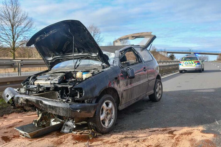 Betrunken überschlug sich der Fahrer mit seinem VW Polo, blieb auf dem Dach liegen und musste über die Heckklappe befreit werden.