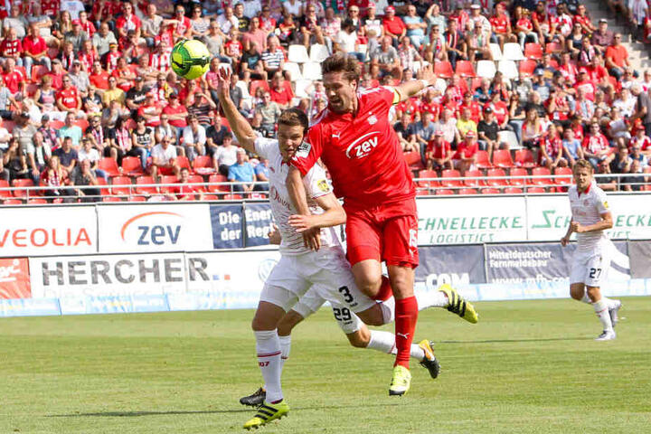 Hier noch Kontrahenten, bald Teamkollegen? Anthony Syhre (l.) im August 2017 im Trikot der Würzburger Kickers im Zweikampf mit Ronny König