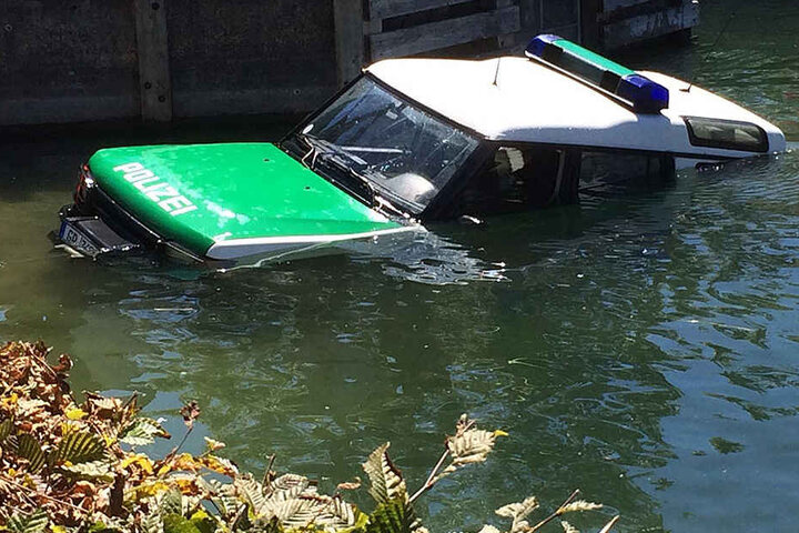 Die Beamten wollten mit dem Geländewagen ein Boot zu Wasser lassen, dabei rutschte das Auto in den See.