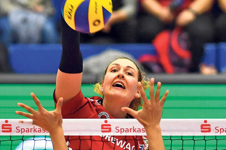Barbara Wezorke schlägt gegen Ashley Nicole Mariani zu. Die Mittelblockerin avancierte beim 3:0 über Suhl mit 12 Punkten zur Topscorerin.