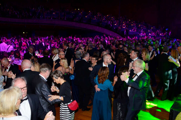 Die Gäste tanzen auf dem Landespresseball.