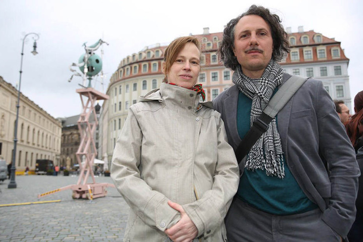 Die Schöpfer der Installation: Das Künstler-Ehepaar Heike Mutter (links) und Ulrich Genth (rechts).