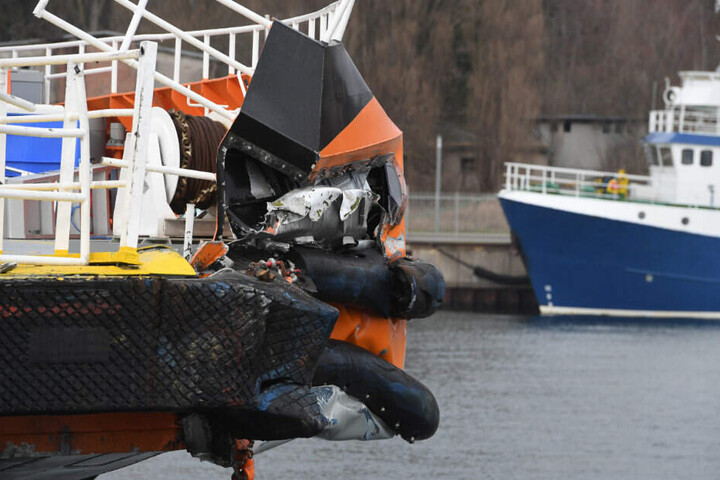 Der Schaden am Schiff ist gut zu erkennen.