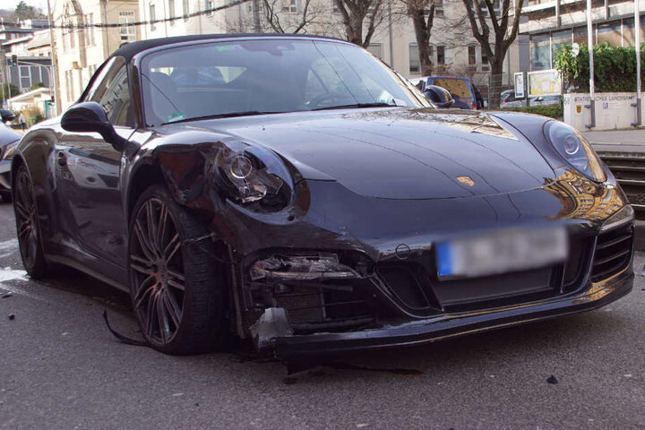Auch den Porsche hat es ordentlich erwischt.