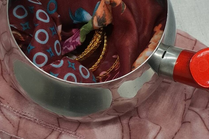 Die Goldringe lagen versteckt in dem Teekessel.