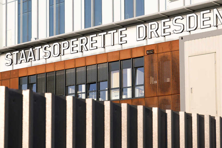 Die Operette spielt wieder, aber nur in szenischen Aufführungen auf der Vorderbühne. Das benachbarte tjg war vom Schaden nicht betroffen.