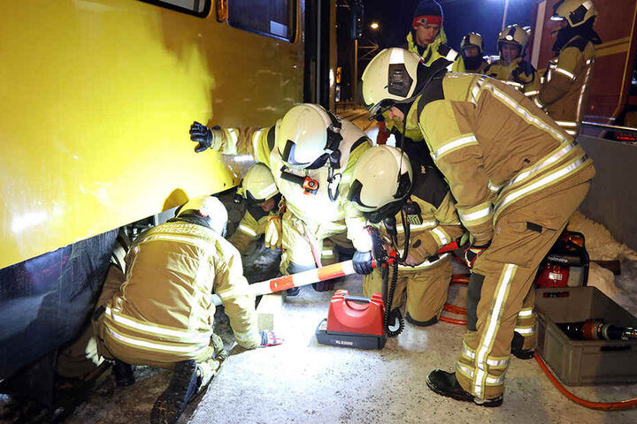 Mit einer Aufgleisplatte rückte die Feuerwehr der tonnenschweren Bahn zuleibe.