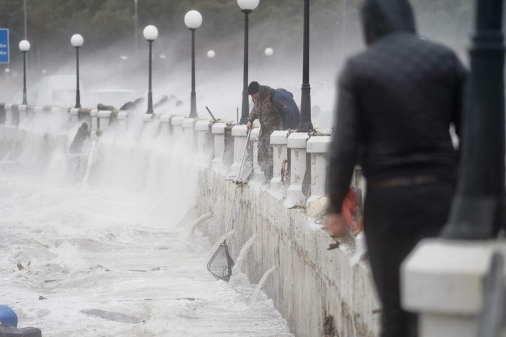 Der Sturm ließ die Wellen und damit die Fische hochschlagen.
