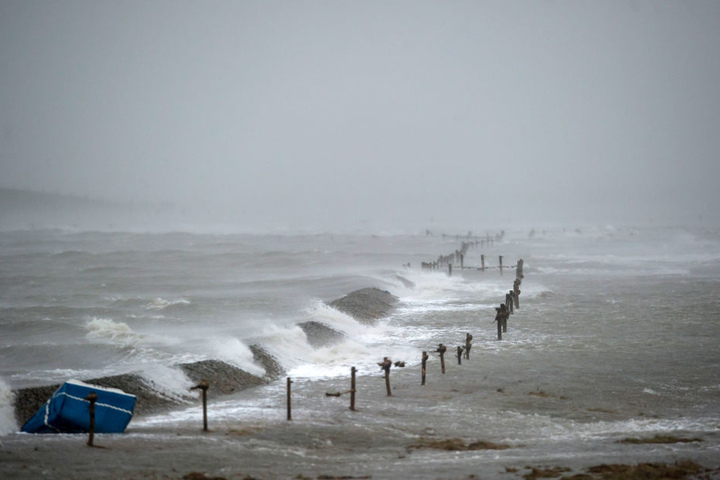 Ein Deich der nordfriesischen Hallig Langeneß wird während eines Orkans überspült. (Archivbild)