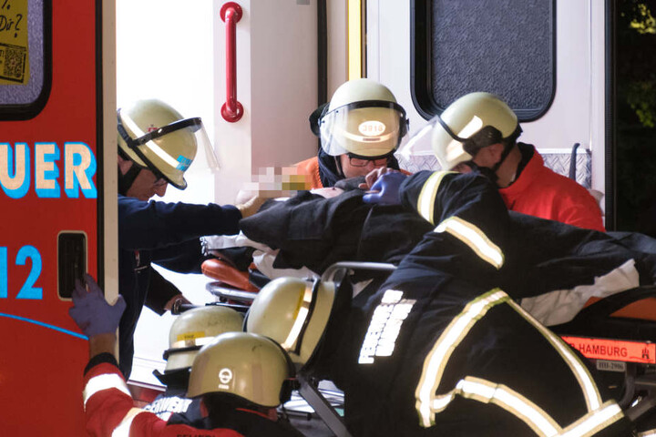 Der Mann wurde schwer verletzt in ein Krankenhaus gebracht.