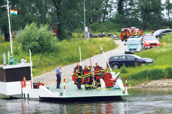 45 Kameraden der Feuerwehr kümmerten sich um das ausgelaufene Öl in der Elbe.