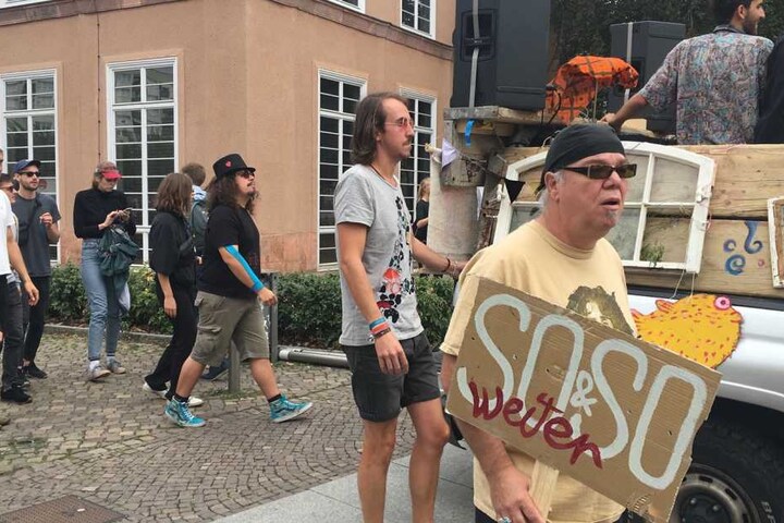 Die Demonstranten forderten unter anderem, dass sich die Stadt für den Erhalt des "So&So" einsetzt.