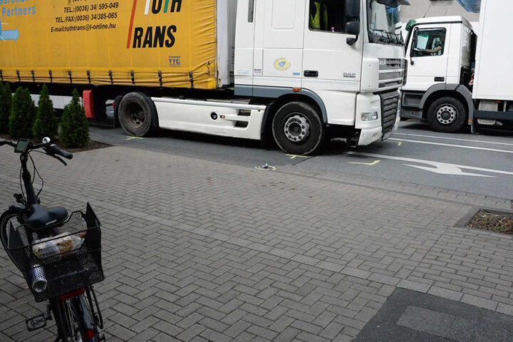 Der Fahrradfahrer wurde etwa 20 Meter mitgeschleift.