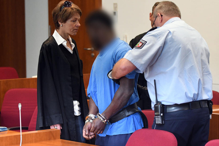 Der Asylbewerber aus Ghana (32) muss nach der Vergewaltigung einer Studentin in Bonn für zehn Jahre in den Knast.
