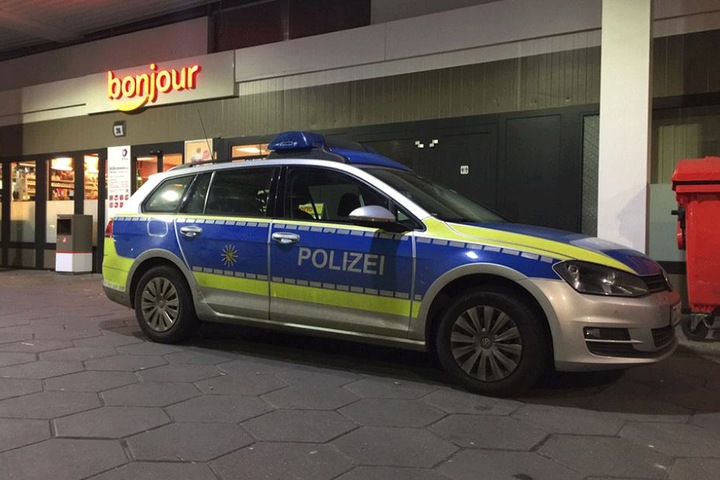 Ein Polizeiwagen steht an der Tankstelle, an der der Verdächtige angeblich gesehen wurde.
