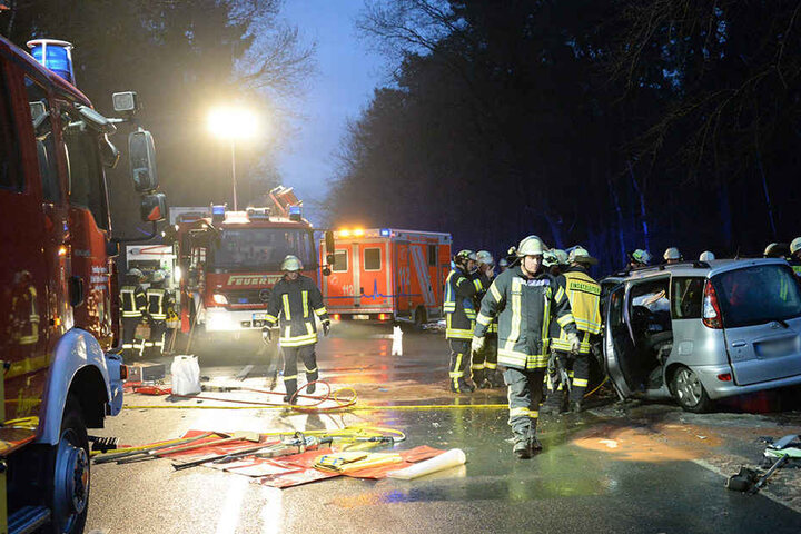 Rettungskräfte sperrten die gesamte Bielefelder Straße.