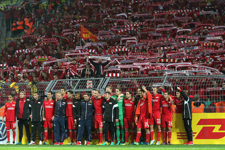 Die Mannschaft von Union Berlin steht nach Spielende vor dem Gästeblock in Dortmund und posiert gemeinsam mit den Fans.