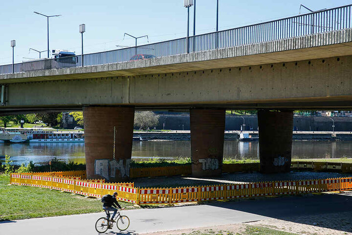 Auf der Neustädter Elbseite musste schon der Bereich unter der Bröckel-Brücke gesperrt werden.
