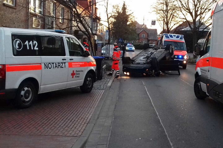 Die Rettungskräfte brachten die Fahrerin und die Insassen in ein Krankenhaus.