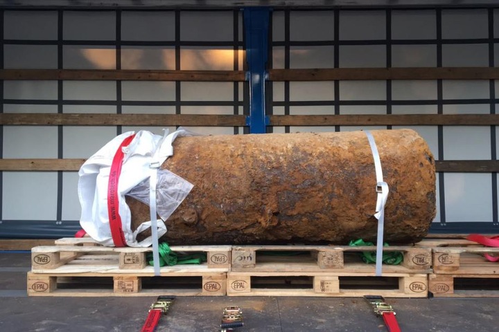 Die Bombe ist verladen und zum Abtransport bereit.