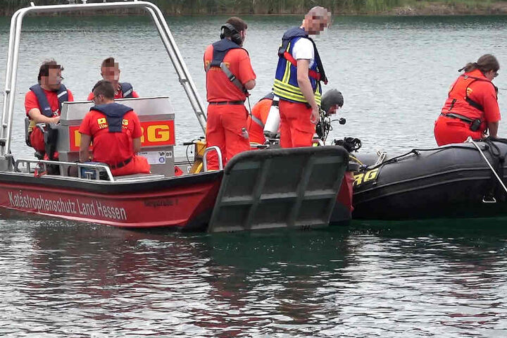 Einsatzkräfte suchten am Sonntag den Badesee in Bensheim ab.