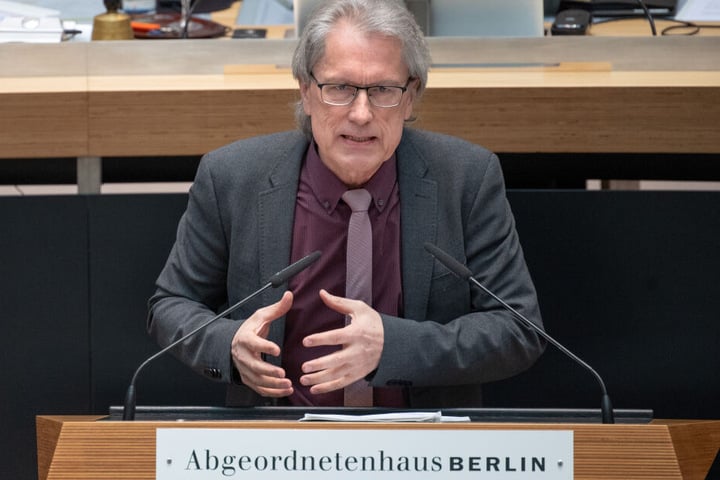 Berlins Finanzsenator Matthias Kollatz (61, SPD) hat ausgerechnet, wieviel der Beamtenstatus die Steuerzahler wirklich kostet.