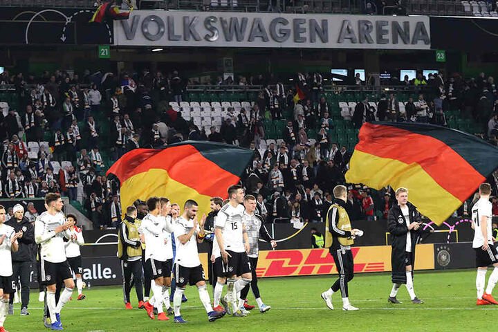 Nach dem Spiel bedankten sich die deutschen Kicker bei den Zuschauern. Doch während des Spiels sollen sich einige Anhänger komplett daneben benommen haben.