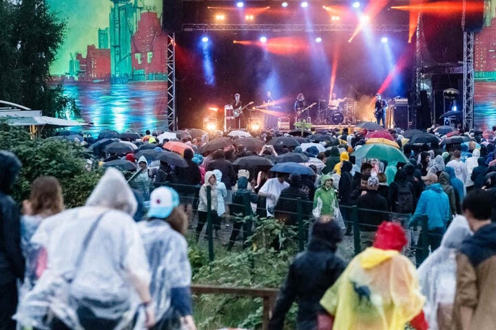 In strömendem Regen haben Tausende Festivalfans in Hamburg-Wilhelmsburg gefeiert.