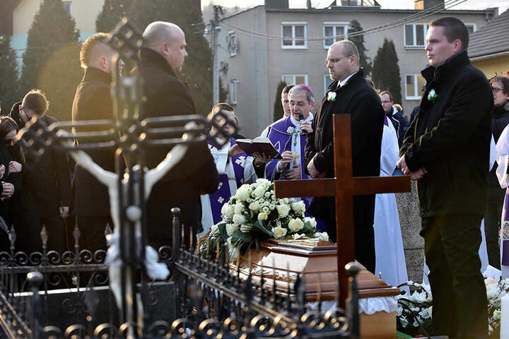 Der Sarg des toten Enthüllungsjournalisten Jan Kuciak wird bei der Kirche des Heiligen Franz von Assisi in das Grab hinabgelassen.