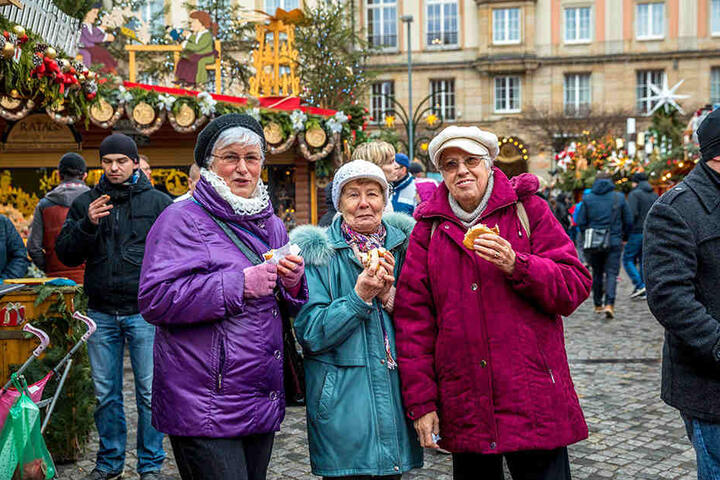 Sonja Hummrich (69), Helga Kryczanowsky (78) und Christa Löpke (81) aus Hoyerswerda kommen fat jedes Jahr: "Es ist wunderbar romantisch. Die Würstchen sind sehr gut und der Glühwein gehört unbedingt dazu. Wir geben fünf Sterne ."